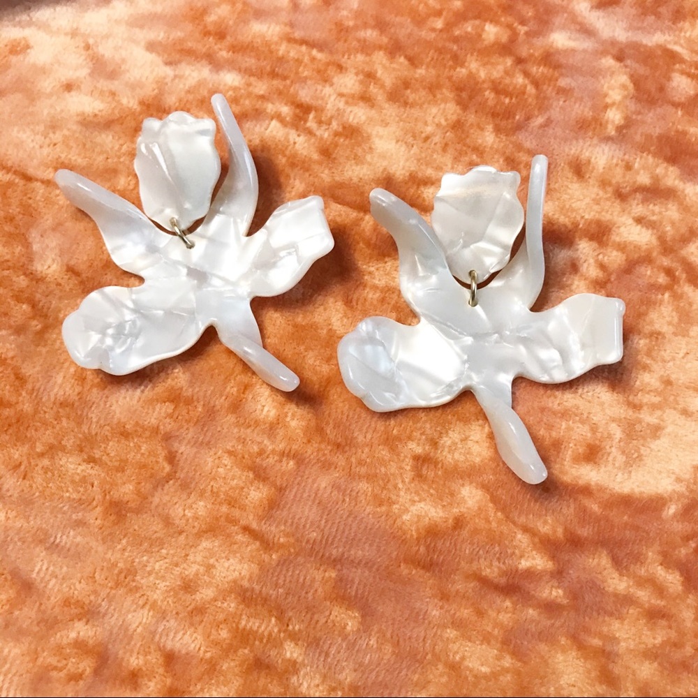 White Resin Floral Design Dangling Earrings